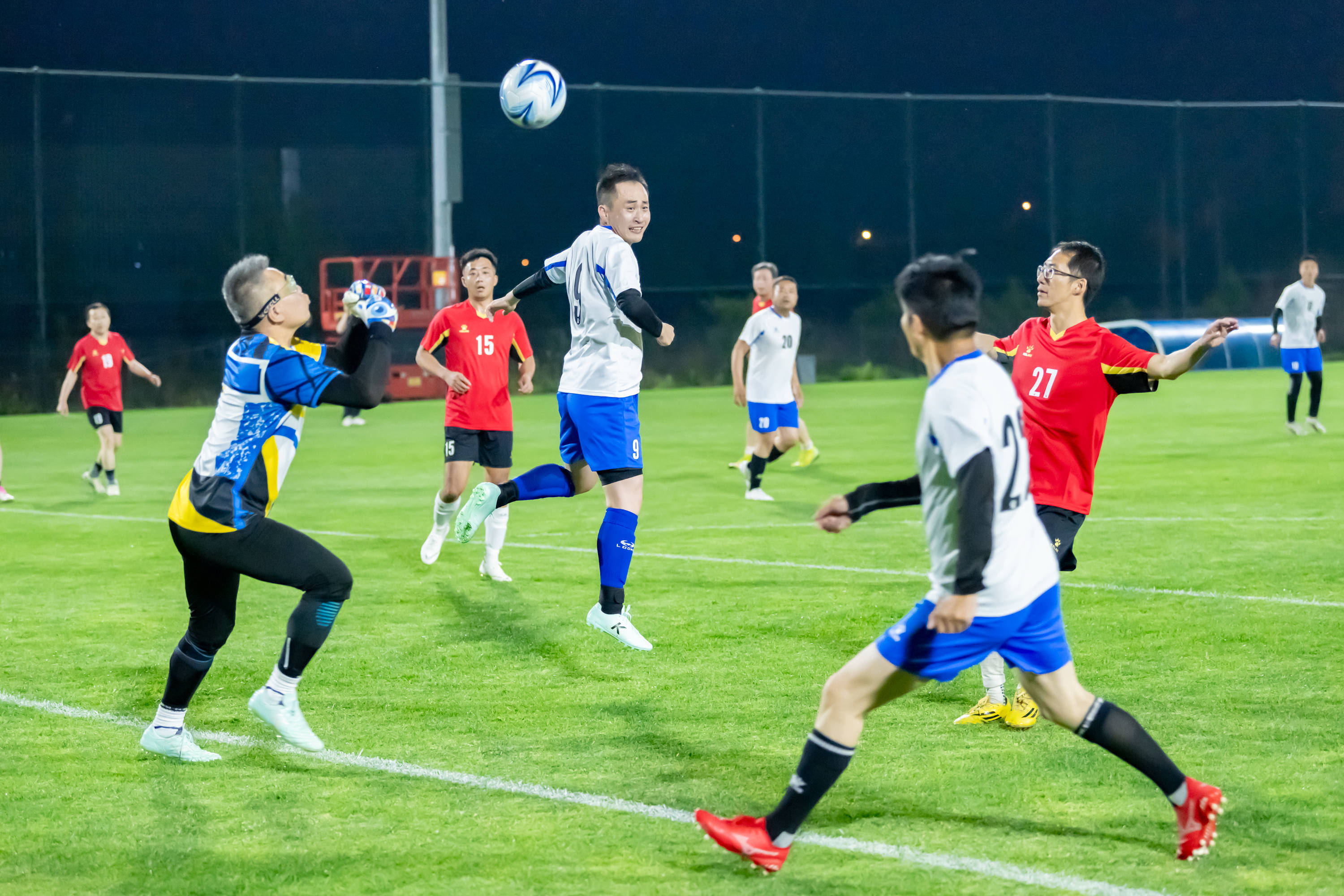 他迅速融入 他迅速融入